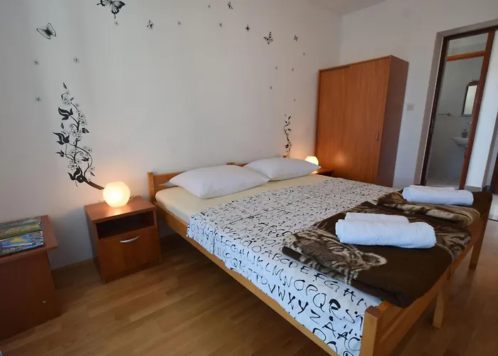 Zdenka By Interhome 奈维斯